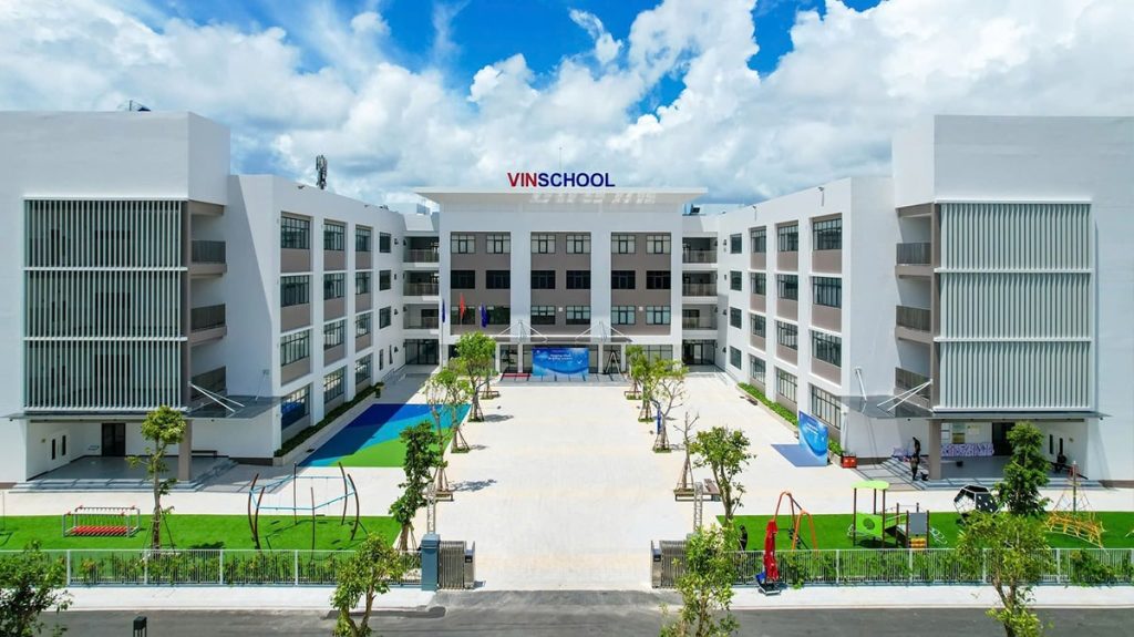 Tiện ích Vinhomes Cần Giờ 9 Phối cảnh trường học Vinschool tại Vinhomes Cần Giờ, tòa nhà khang trang với sân chơi và cây xanh.