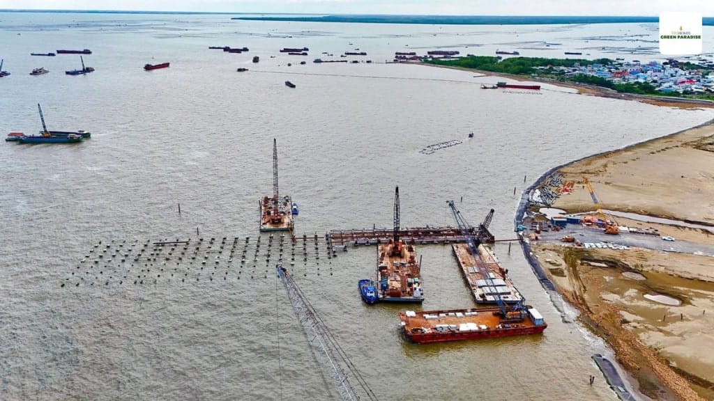 Tiến độ tháng 9/2025 dự án Vinhomes Cần Giờ - Siêu dự án lấn biển đang thay đổi diện mạo Nam Sài Gòn 3 Khu vực ven biển đang được cải tạo cảnh quan và xử lý nền, tạo tiền đề cho các hạng mục nghỉ dưỡng – thương mại cao cấp trong tương lai.