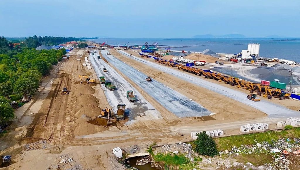 Khu vực san lấp mặt bằng đang được thi công khẩn trương với dàn xe ben, xe lu và máy xúc hoạt động liên tục, tạo tiền đề cho hạ tầng khu đô thị biển hiện đại.