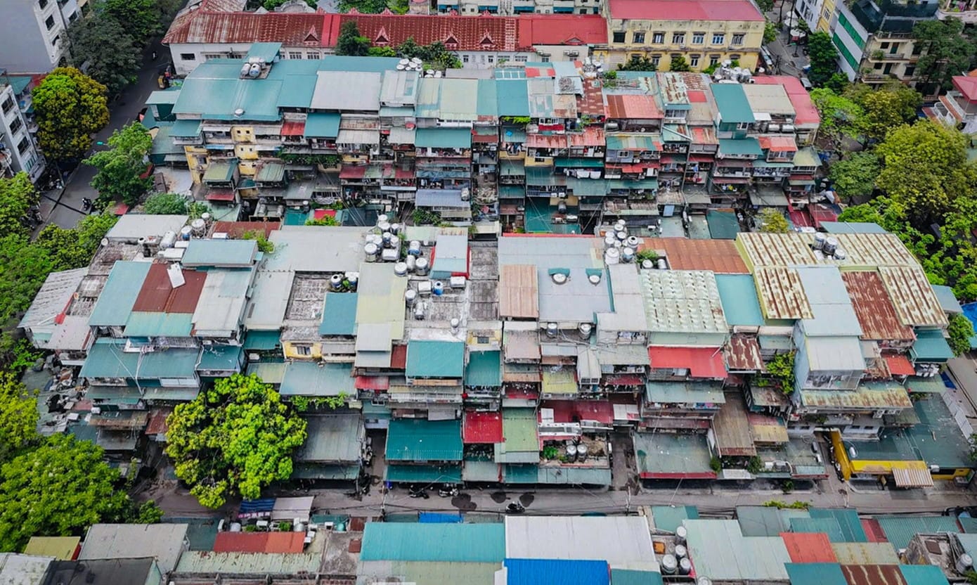 Từ những năm cuối thập niên 1990, thành phố đã từng đề xuất di dời dân khỏi khu phố cổ để giảm mật độ dân số và áp lực lên hệ thống hạ tầng.